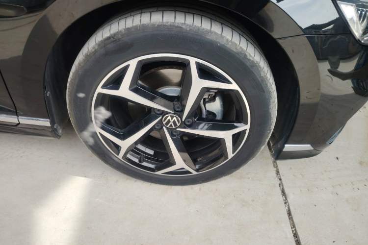 Used Volkswagen Magotan 2025 Zhongxiang Version 330TSI DSG Luxury Edition Right Front Wheel Hub