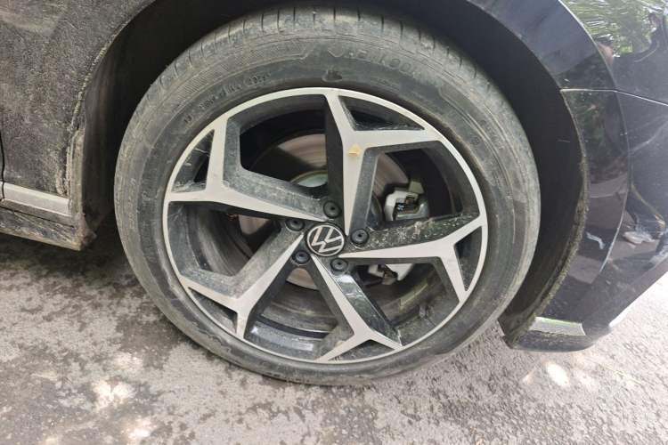 Used Volkswagen Magotan 2025 Revised Version 2 Zhongxiang Edition 330TSI DSG Luxury Trim Right Front Wheel Hub