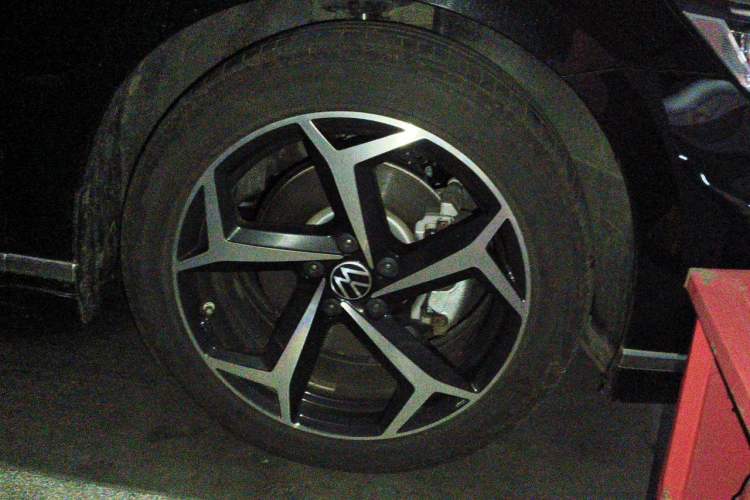 Used Volkswagen Magotan 2025 Revised Version Zhongxiang Edition 330TSI DSG Luxury Trim Right Front Wheel Hub