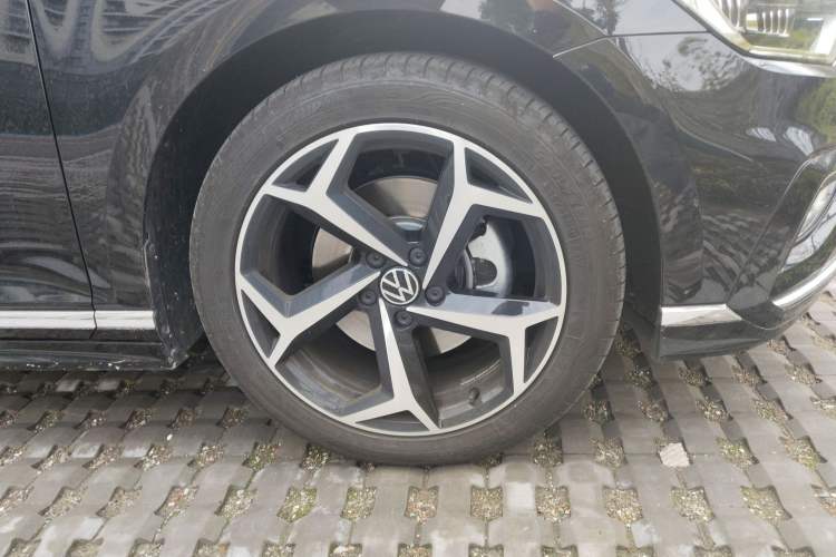 Used Volkswagen Magotan 2025 Zhongxiang Version 330TSI DSG Luxury Edition Right Front Wheel Hub