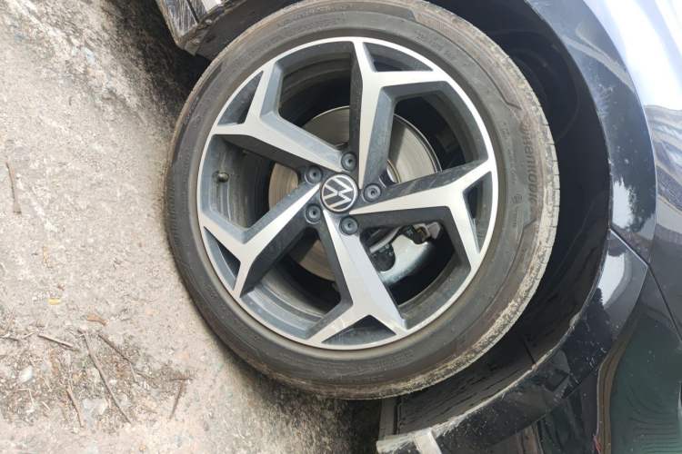 Used Volkswagen Magotan 2025 Revised Version 2 Zhongxiang Edition 330TSI DSG Luxury Trim Right Front Wheel Hub