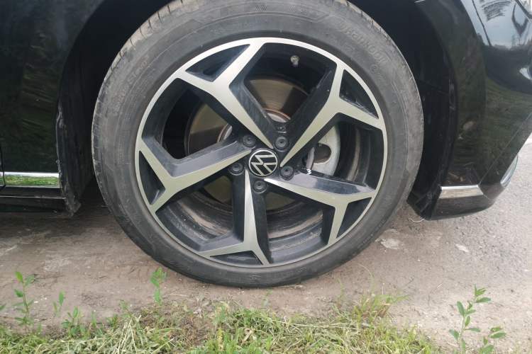 Used Volkswagen Magotan 2025 Revised Version Zhongxiang Edition 330TSI DSG Luxury Trim Right Front Wheel Hub