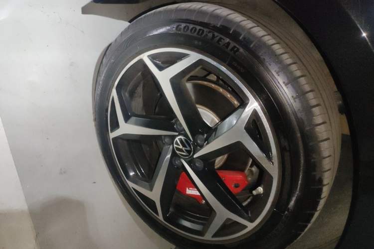 Used Volkswagen Magotan 2025 Zhongxiang Version 330TSI DSG Luxury Edition Right Front Wheel Hub