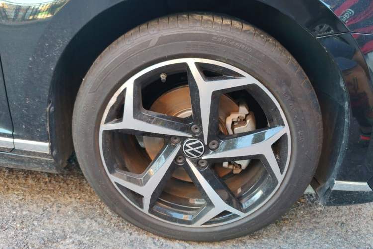 Used Volkswagen Magotan 2025 Zhongxiang Version 330TSI DSG Luxury Edition Right Front Wheel Hub