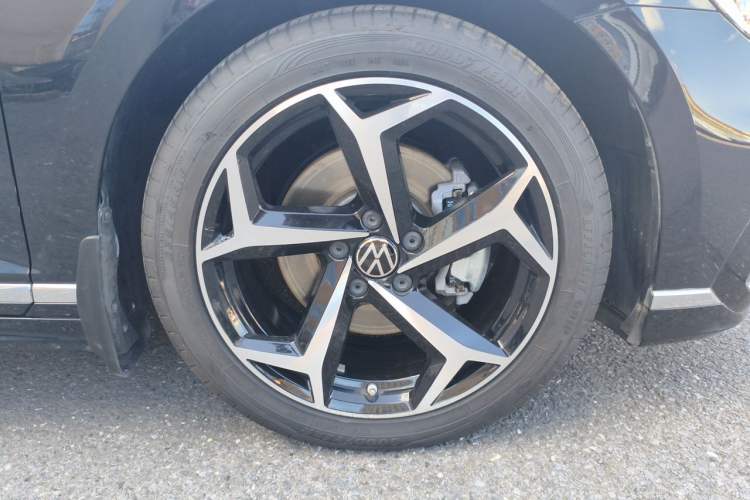 Used Volkswagen Magotan 2025 Revised Version Zhongxiang Edition 330TSI DSG Luxury Trim Right Front Wheel Hub