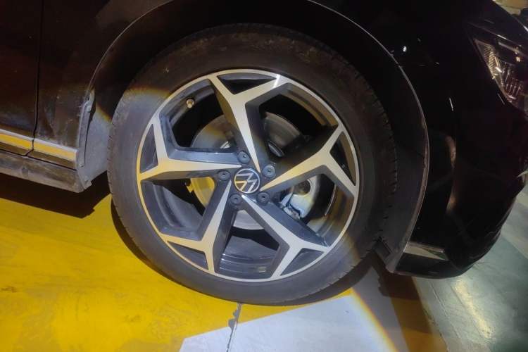 Used Volkswagen Magotan 2025 Revised Version Zhongxiang Edition 330TSI DSG Luxury Trim Right Front Wheel Hub