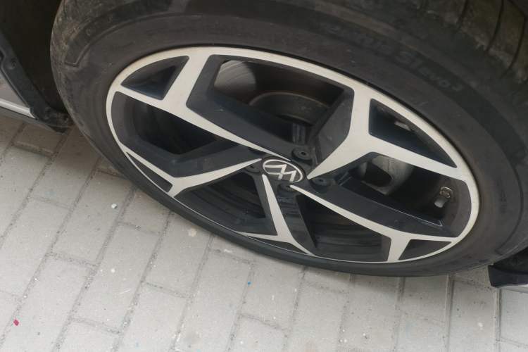 Used Volkswagen Magotan 2025 Revised Version Zhongxiang Edition 330TSI DSG Luxury Trim Right Front Wheel Hub