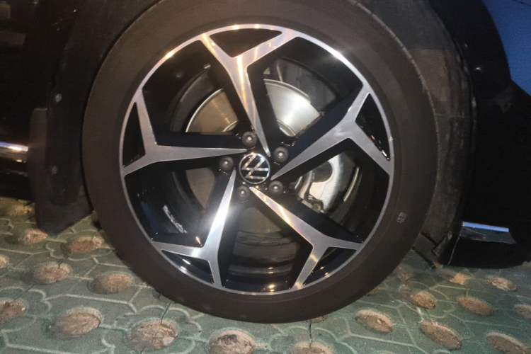 Used Volkswagen Magotan 2025 Revised Version 2 Zhongxiang Edition 330TSI DSG Luxury Trim Right Front Wheel Hub
