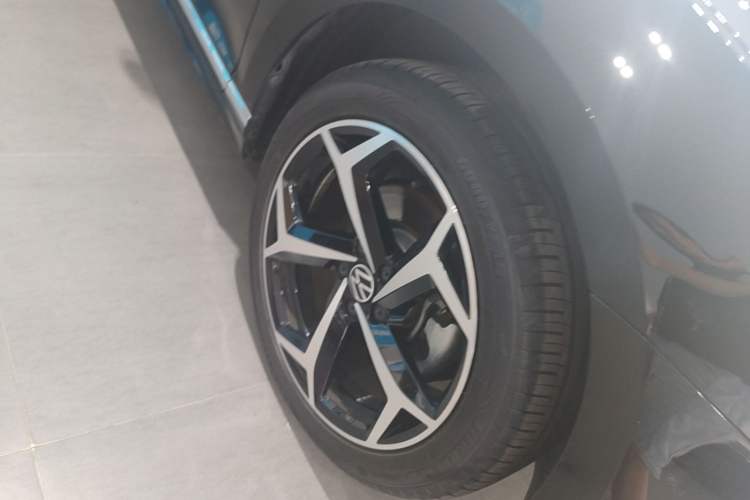 Used Volkswagen Magotan 2025 Revised Version Zhongxiang Edition 280TSI DSG Luxury Trim Right Front Wheel Hub
