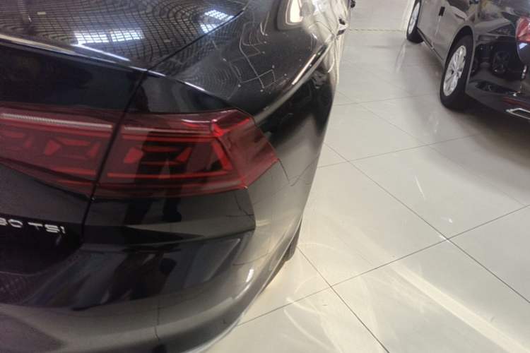 Used Volkswagen Magotan 2025 Zhongxiang Version 280TSI DSG Comfort Edition Right Rear Taillight