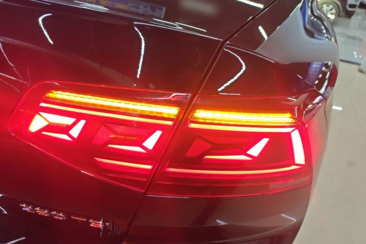 Used Volkswagen Magotan 2025 Zhongxiang Version 280TSI DSG Comfort Edition Right Rear Taillight