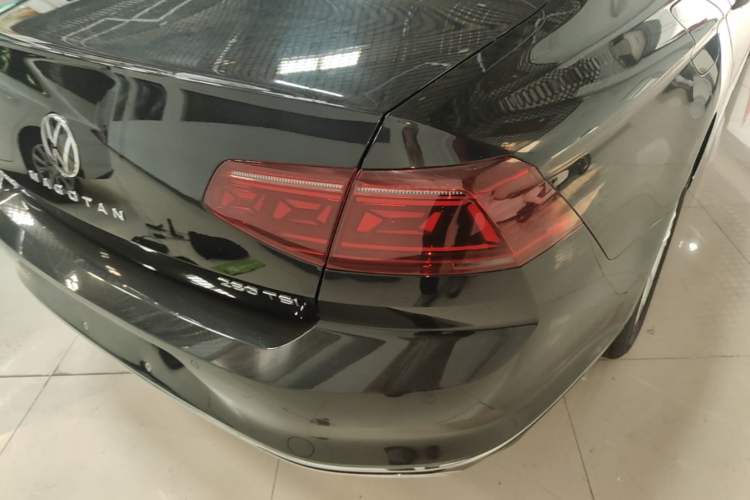 Used Volkswagen Magotan 2025 Zhongxiang Version 280TSI DSG Comfort Edition Right Rear Taillight