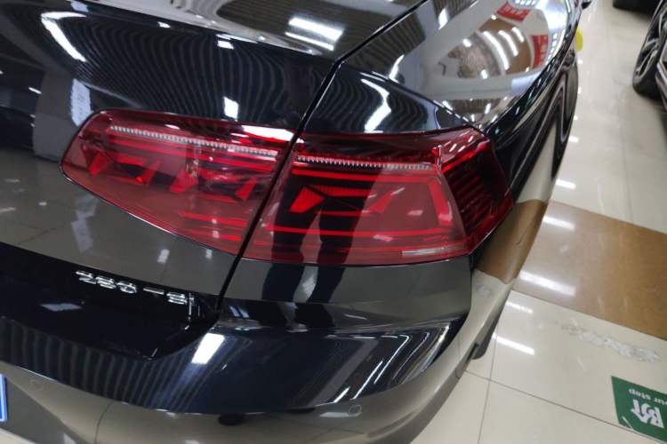 Used Volkswagen Magotan 2025 Zhongxiang Model 280TSI DSG Luxury Version Right Rear Taillight
