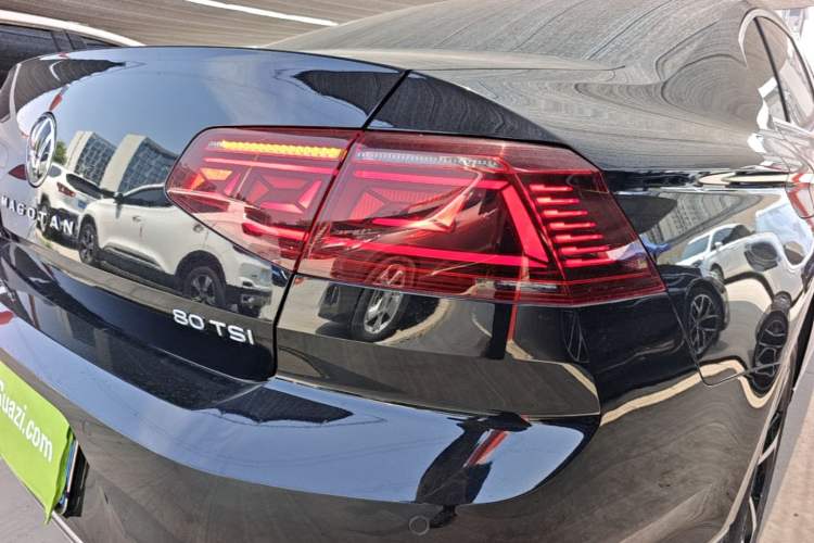 Used Volkswagen Magotan 2025 Zhongxiang Model 280TSI DSG Luxury Version Right Rear Taillight