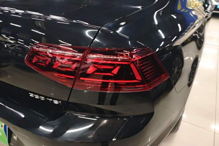 Used Volkswagen Magotan 2025 Zhongxiang Version 330TSI DSG Luxury Edition Right Rear Taillight
