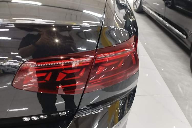 Used Volkswagen Magotan 2025 Zhongxiang Version 330TSI DSG Luxury Edition Right Rear Taillight