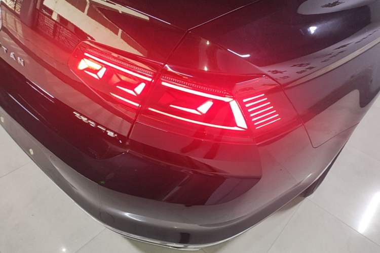 Used Volkswagen Magotan 2025 Zhongxiang Version 280TSI DSG Comfort Edition Right Rear Taillight