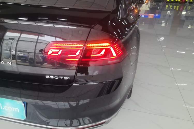 Used Volkswagen Magotan 2025 Revised Version Zhongxiang Edition 280TSI DSG Luxury Trim Right Rear Taillight