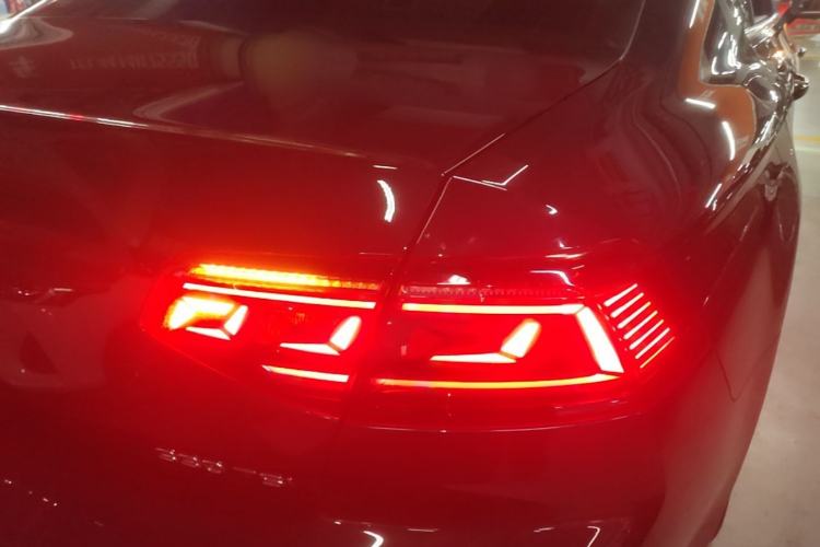 Used Volkswagen Magotan 2025 Zhongxiang Version 330TSI DSG Luxury Edition Right Rear Taillight