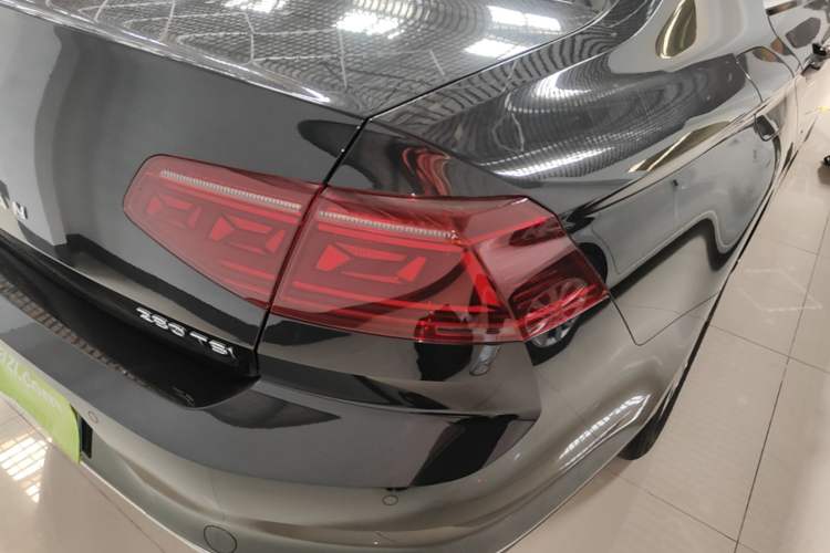 Used Volkswagen Magotan 2025 Zhongxiang Version 280TSI DSG Comfort Edition Right Rear Taillight