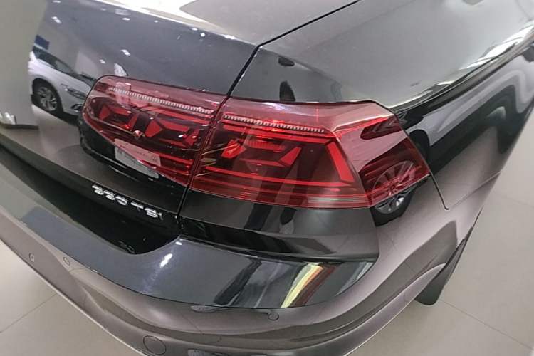 Used Volkswagen Magotan 2025 Revised Version 2 Zhongxiang Edition 330TSI DSG Luxury Trim Right Rear Taillight