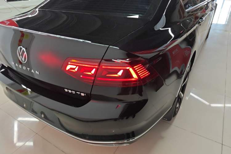Used Volkswagen Magotan 2025 Revised Version 2 Zhongxiang Edition 330TSI DSG Luxury Trim Right Rear Taillight