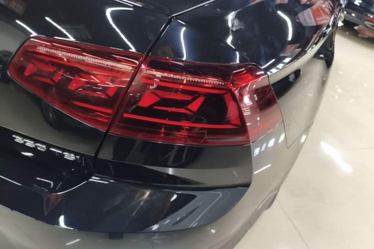 Used Volkswagen Magotan 2025 Revised Version Zhongxiang Edition 330TSI DSG Luxury Trim Right Rear Taillight