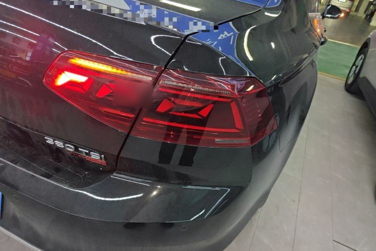 Used Volkswagen Magotan 2025 Revised Version 2 Zhongxiang Edition 330TSI DSG Luxury Trim Right Rear Taillight