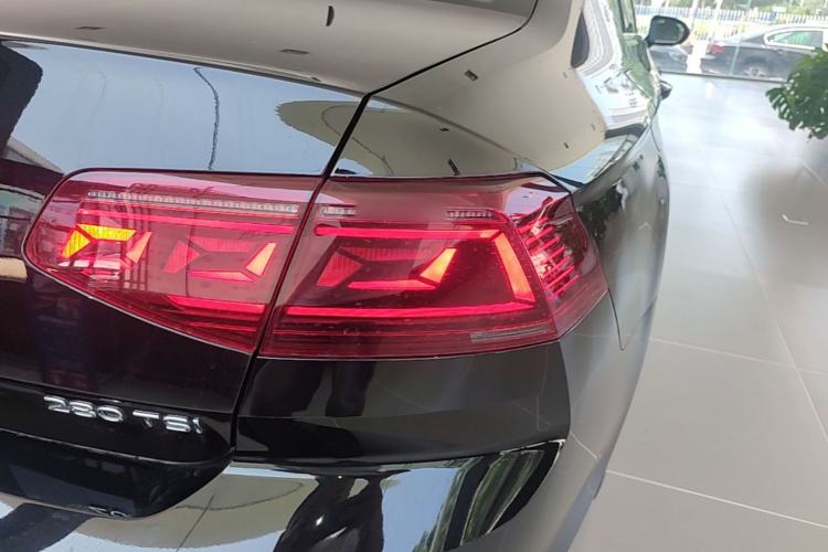 Used Volkswagen Magotan 2025 Revised Version Zhongxiang Edition 280TSI DSG Luxury Trim Right Rear Taillight