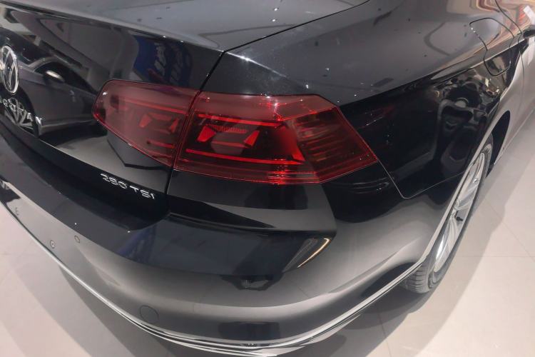 Used Volkswagen Magotan 2025 Zhongxiang Version 280TSI DSG Comfort Edition Right Rear Taillight