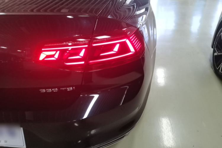 Used Volkswagen Magotan 2025 Zhongxiang Version 330TSI DSG Luxury Edition Right Rear Taillight