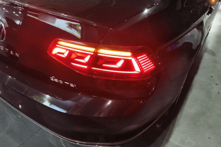 Used Volkswagen Magotan 2025 Zhongxiang Version 280TSI DSG Comfort Edition Right Rear Taillight