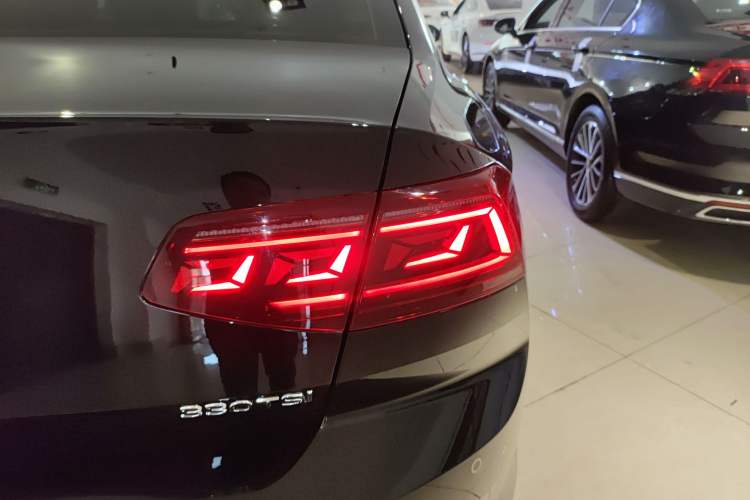 Used Volkswagen Magotan 2025 Revised Version 2 Zhongxiang Edition 330TSI DSG Luxury Trim Right Rear Taillight