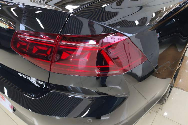 Used Volkswagen Magotan 2025 Zhongxiang Model 280TSI DSG Luxury Version Right Rear Taillight