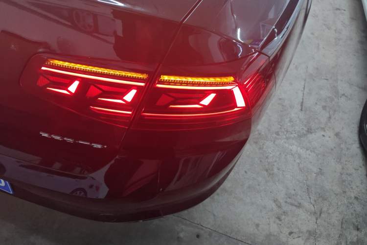 Used Volkswagen Magotan 2025 Zhongxiang Version 280TSI DSG Comfort Edition Right Rear Taillight