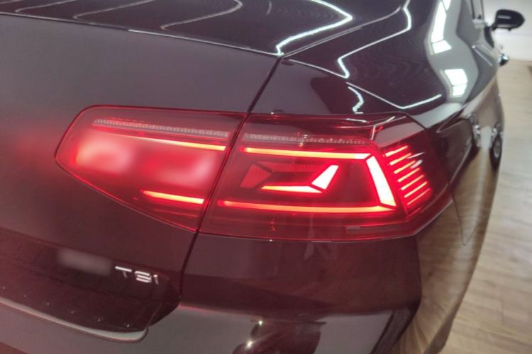 Used Volkswagen Magotan 2025 Revised Version 2 Zhongxiang Edition 330TSI DSG Luxury Trim Right Rear Taillight