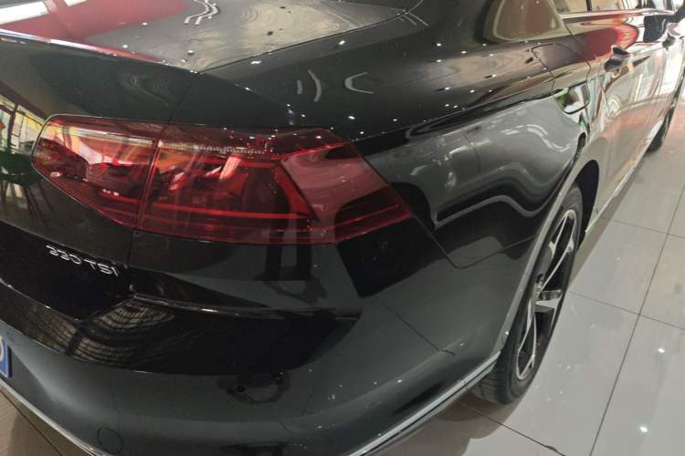 Used Volkswagen Magotan 2025 Revised Version Zhongxiang Edition 330TSI DSG Luxury Trim Right Rear Taillight