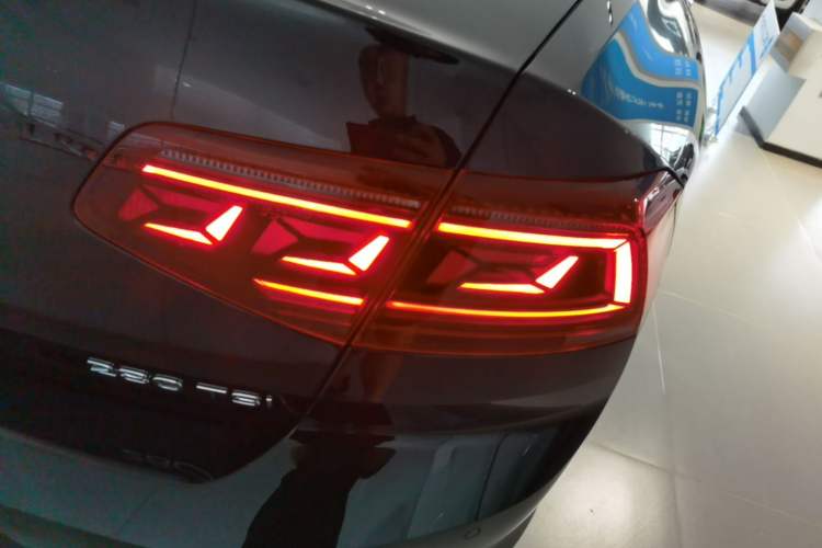 Used Volkswagen Magotan 2025 Revised Version Zhongxiang Edition 280TSI DSG Luxury Trim Right Rear Taillight
