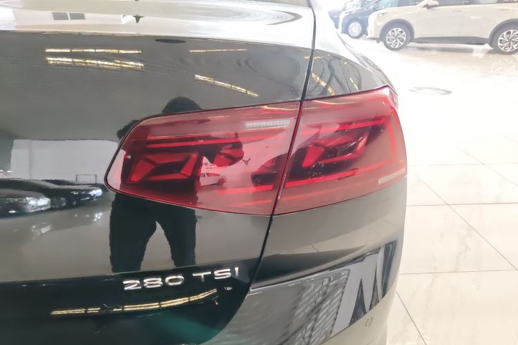 Used Volkswagen Magotan 2025 Zhongxiang Version 280TSI DSG Comfort Edition Right Rear Taillight