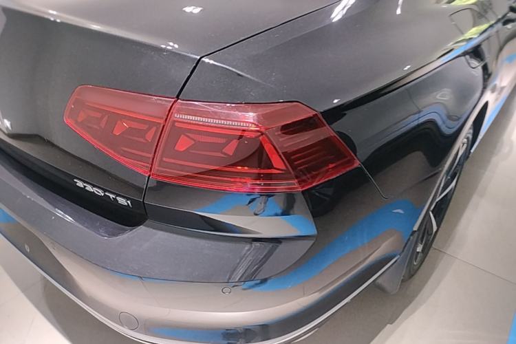 Used Volkswagen Magotan 2025 Revised Version 2 Zhongxiang Edition 330TSI DSG Luxury Trim Right Rear Taillight