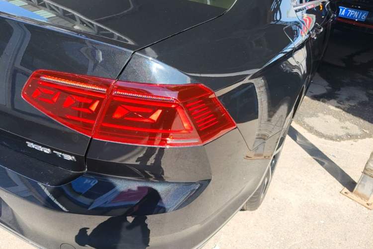 Used Volkswagen Magotan 2025 Revised Version 2 Zhongxiang Edition 330TSI DSG Luxury Trim Right Rear Taillight