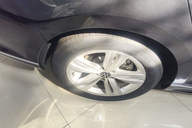 Used Volkswagen Magotan 2025 Zhongxiang Version 280TSI DSG Comfort Edition Right Rear Wheel Hub