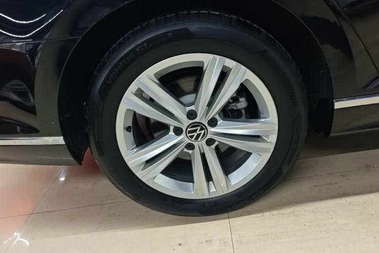 Used Volkswagen Magotan 2025 Zhongxiang Version 280TSI DSG Comfort Edition Right Rear Wheel Hub
