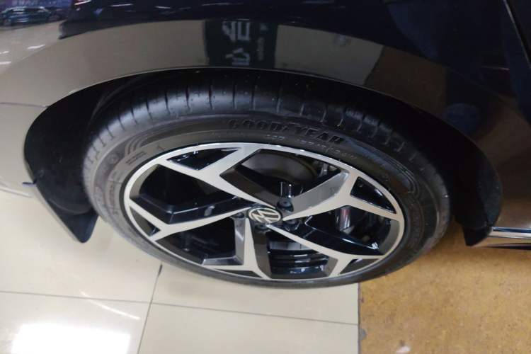 Used Volkswagen Magotan 2025 Zhongxiang Model 280TSI DSG Luxury Version Right Rear Wheel Hub