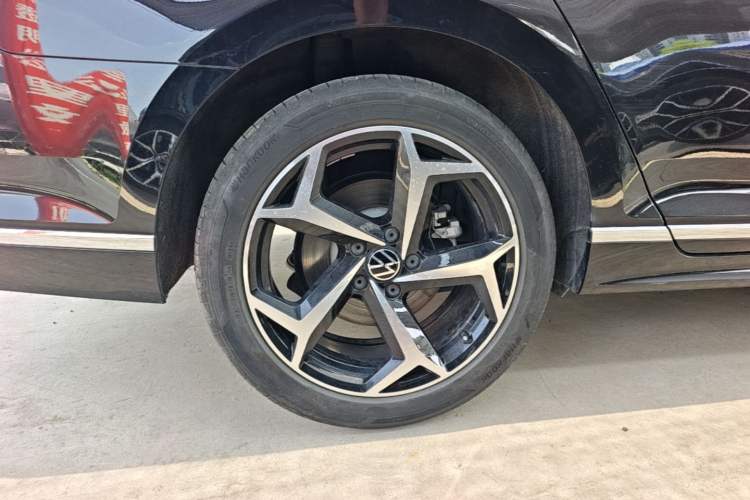 Used Volkswagen Magotan 2025 Zhongxiang Model 280TSI DSG Luxury Version Right Rear Wheel Hub