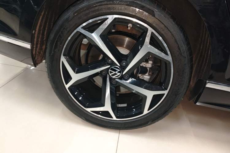 Used Volkswagen Magotan 2025 Zhongxiang Version 330TSI DSG Luxury Edition Right Rear Wheel Hub