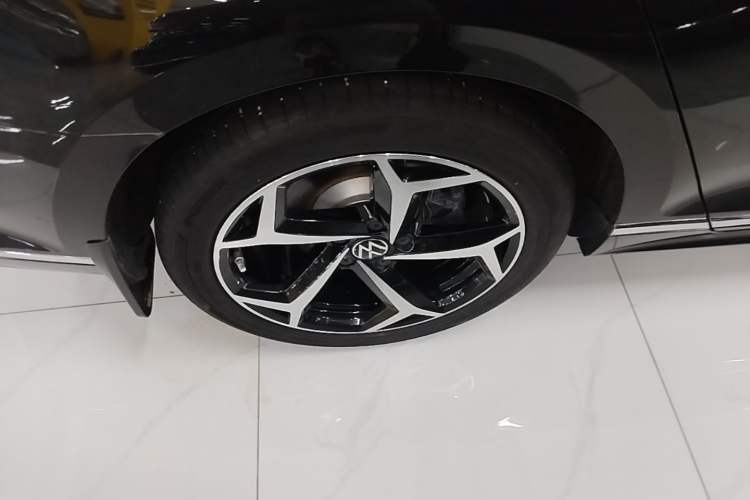 Used Volkswagen Magotan 2025 Zhongxiang Version 330TSI DSG Luxury Edition Right Rear Wheel Hub
