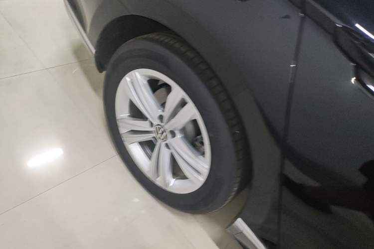 Used Volkswagen Magotan 2025 Zhongxiang Version 280TSI DSG Comfort Edition Right Rear Wheel Hub