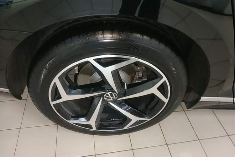 Used Volkswagen Magotan 2025 Revised Version Zhongxiang Edition 330TSI DSG Luxury Trim Right Rear Wheel Hub