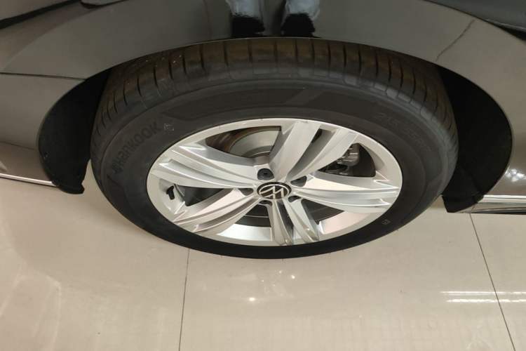 Used Volkswagen Magotan 2025 Zhongxiang Version 280TSI DSG Comfort Edition Right Rear Wheel Hub